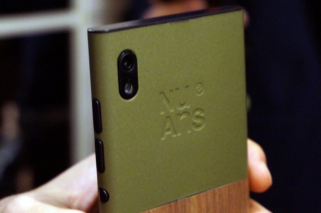 NuAns NEO — прототип смартфона с отделкой из дерева