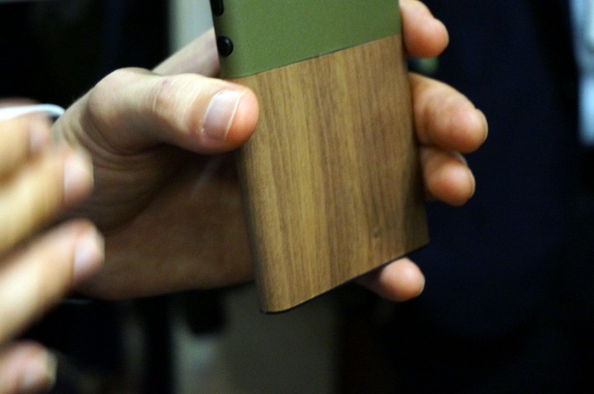 NuAns NEO — прототип смартфона с отделкой из дерева
