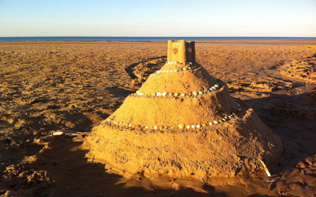 Sandy Castles — море, песок, замки