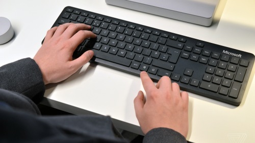Microsoft Bluetooth Keyboard — беспроводная клавиатура с клавишами для поиска, эмодзи и Office